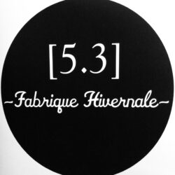 Logo de 5.3 Fabrique Hivernale, fond noir, écritures blanches.